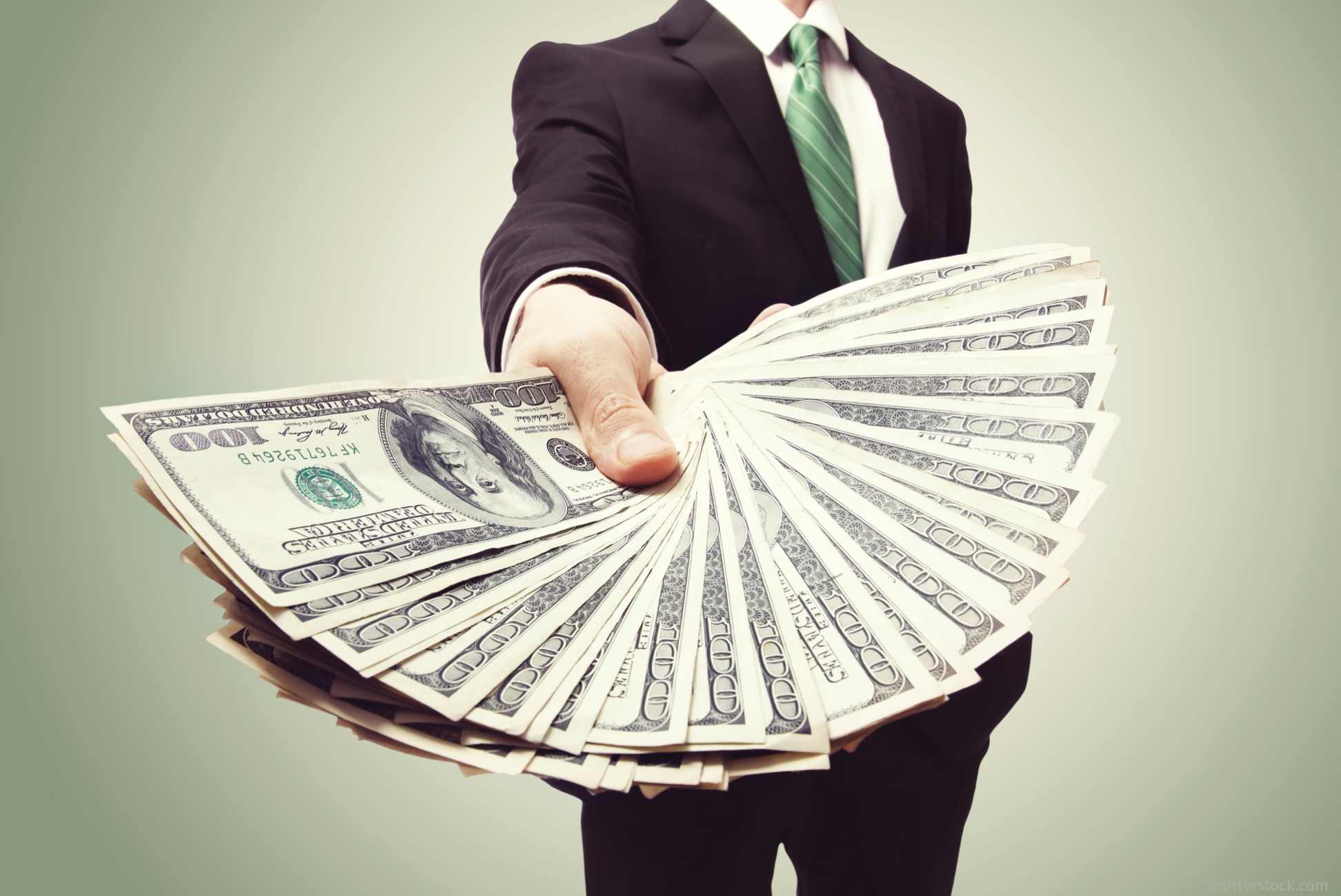 Offer me money. Деньги. Человек с деньгами. Деньги картинки красивые. Деньги в мужских руках